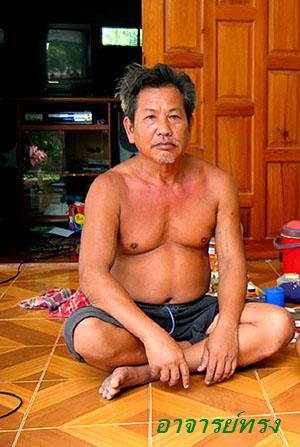 คนตอกลายมีดหมอ